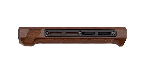WOOX Bravado łączy elegancki orzech amerykański z anodowanym aluminium, oferując wsparcie M-LOK i ergonomiczny chwyt dla nowoczesnych platform taktycznych.